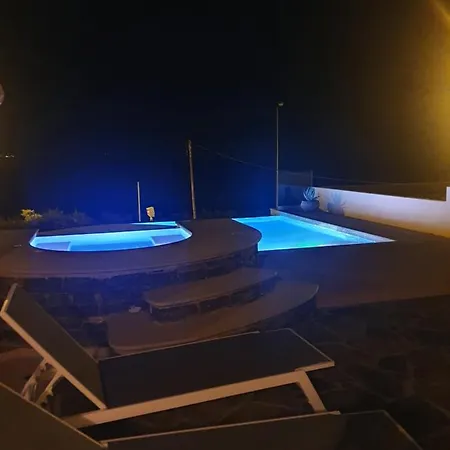 Azure Sea, Vila