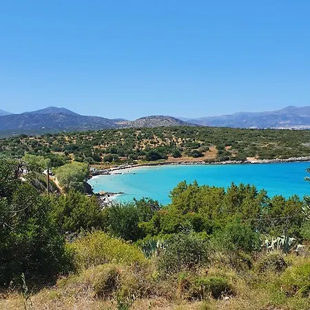 Azure Sea, Vila